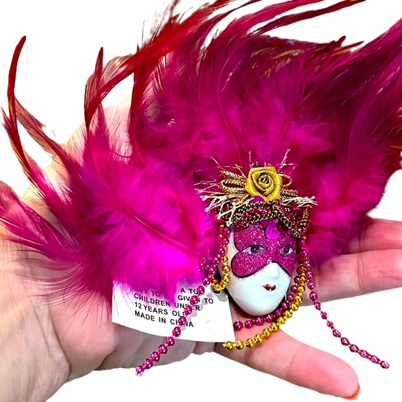 Fuschia Mardi Gras Masked Woman Magnet with Feathers - Picture 1 of 3